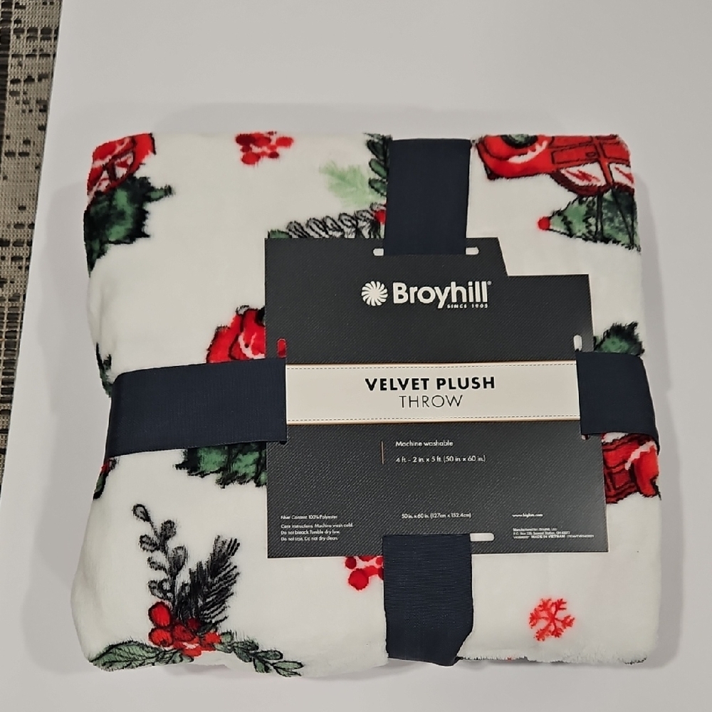Broyhill Christmas Velvet Plush Throw. 50in x 60 in